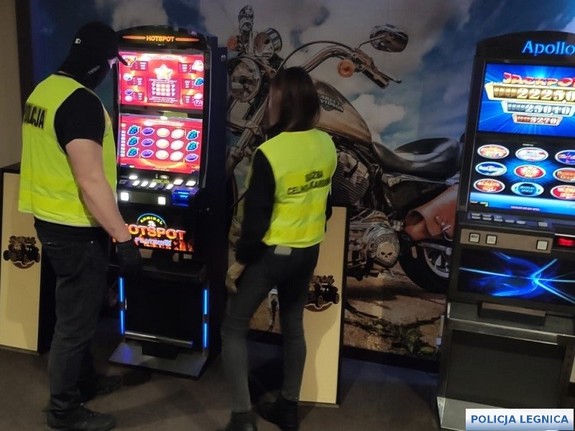 Policjant i celnik stoją przy automacie do gry