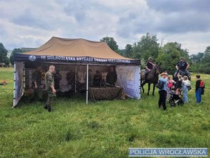 Stoisko 16 Dolnośląska Brygada Obron Terytorialnej, funkcjonariusze straży miejskiej na koniach