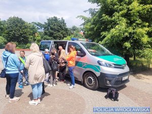 Pojazd straży granicznej dzieci oraz osoby dorosłe opiekunowie