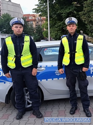 Gdy w karetce zawiodły sygnały uprzywilejowania, z pomocą ruszyli policjanci wrocławskiej drogówki