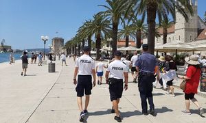 Polscy policjanci dbają o bezpieczeństwo polskich turystów na wybrzeżu Adriatyku – kolejna edycja Bezpiecznego Sezonu Turystycznego