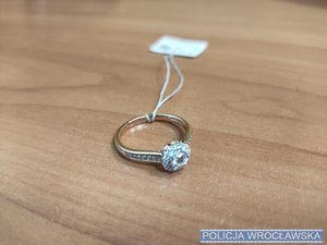 Wrocławscy policjanci odzyskali złoty pierścionek o wartości 8 tys. zł