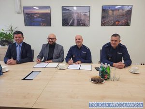 Komendant Miejski Policji we Wrocławiu podpisał list intencyjny z przedstawicielami zarządu wrocławskiego MPK w sprawie zapewnienia bezpieczeństwa w środkach komunikacji