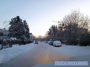 Jedna z wrocławskich ulic poryta śniegiem i lodem