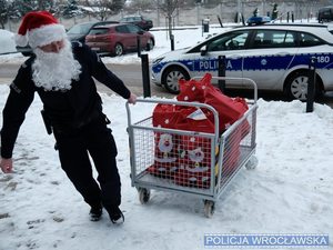 Dzielnicowy z komisariatu na Krzykach zorganizował zbiórkę zabawek dla dzieci z wrocławskiego Szpitala Onkologicznego Przylądek Nadziei