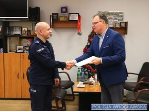 Dyrektor Zarządu Żabka Polska dziękuje wrocławskim policjantom