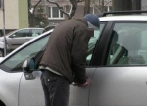 Okazja czyni złodzieja… dlatego upewnij się czy dokładnie zamknąłeś auto, a na siedzeniach nie leżą wartościowe przedmioty
