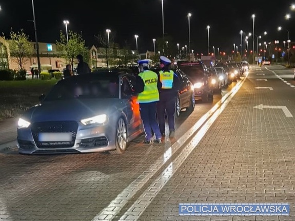 Funkcjonariusze ruchu drogowego podczas kontroli drogowych w trakcie nocnych działa na Bielanach Wrocławskich.