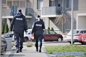 Zdjęcia przedstawiają policjantów patrolujących Wrocław
