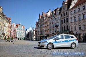 Zdjęcia przedstawiają policjantów patrolujących Wrocław