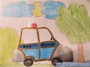 Kilkuletni chłopiec wręczył policjantom namalowany przez siebie rysunek