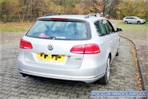 Osobowy Volkswagen w miejscu kontroli drogowej