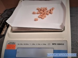 Zdjęcie przedstawiają zabezpieczone narkotyki, w tym tabletki oraz biały proszek w foliowych opakowaniach