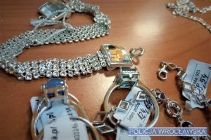 Zabezpieczona biżuteria: pierścionki i łańcuszki