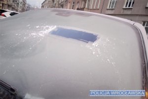 Widok przedniej szyby samochodu pokrytej warstwą lodu