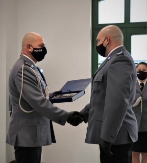 Zastępca Komendanta Wojewódzkiego Policji we Wrocławiu wręcza klucze kierownikowi Posterunku