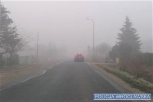 Mgła na drodze i jadący pojazd