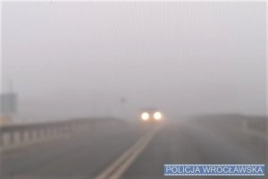 Ograniczona widoczność na drodze ze względu na mgłę
