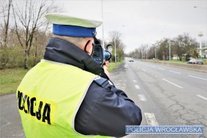 Policjanci mierzący prędkość na drodze